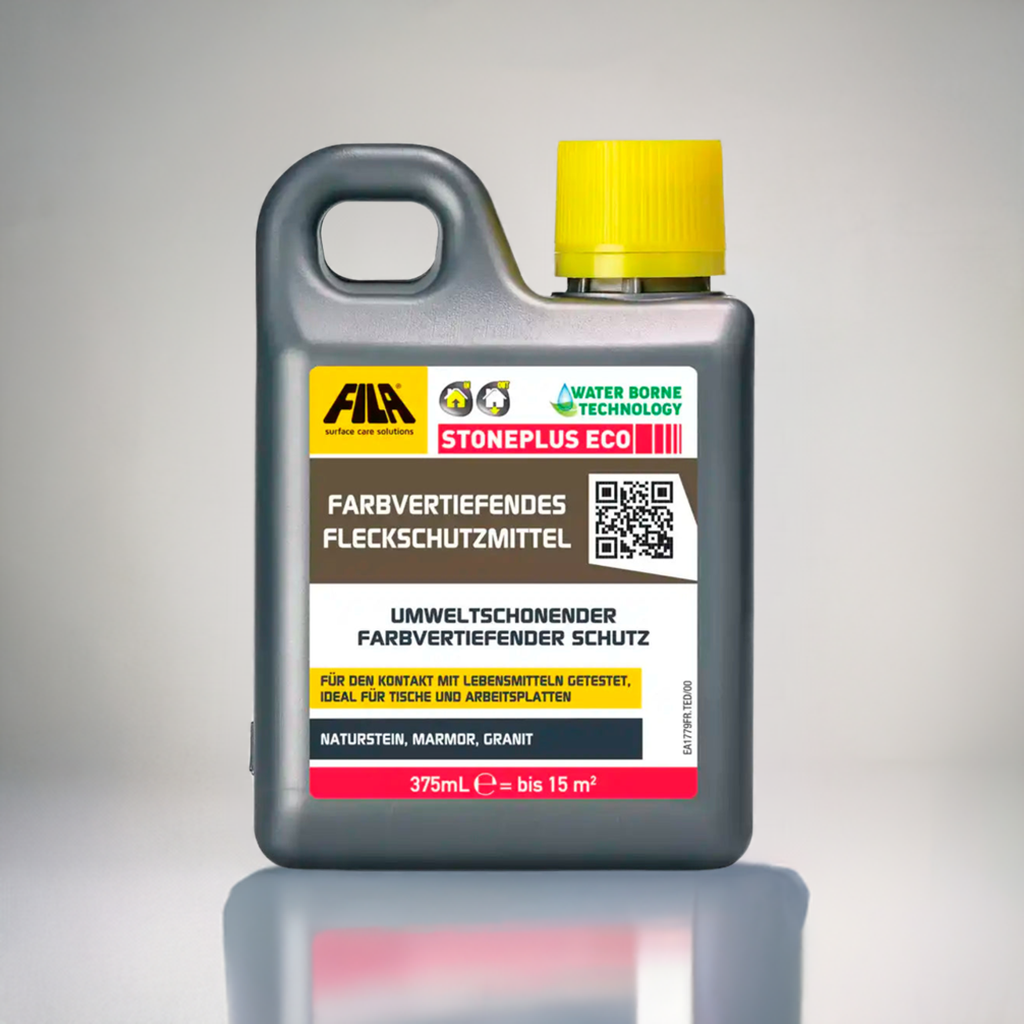 Farbvertiefende Imprägnierung umweltschonender Farbvertiefender Schutz von Natursteinen. Freigestellte Flasche, Hintergrund neutraler Verlauf, mit Bodenspiegelung.