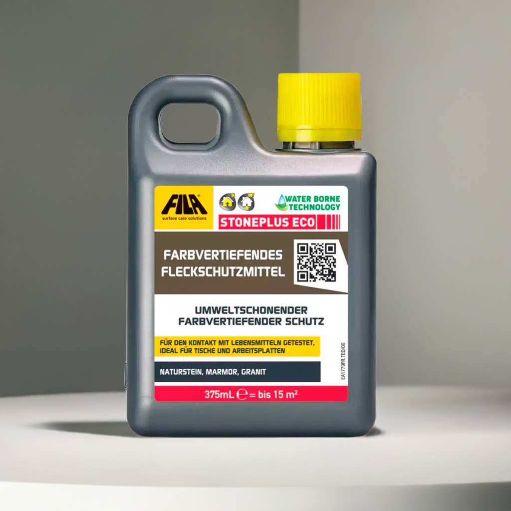 Farbvertiefende Imprägnierung umweltschonender Farbvertiefender Schutz von Natursteinen. Freigestellte Flasche, Hintergrund neutrale Wand, auf einer weißen Tischplatte.