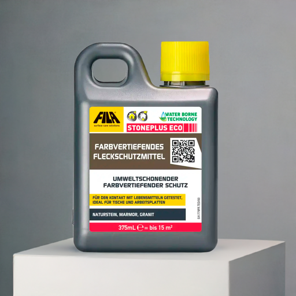 Farbvertiefende Imprägnierung umweltschonender Farbvertiefender Schutz von Natursteinen. Freigestellte Flasche, Hintergrund neutraler Verlauf, auf einem weißen Würfel.