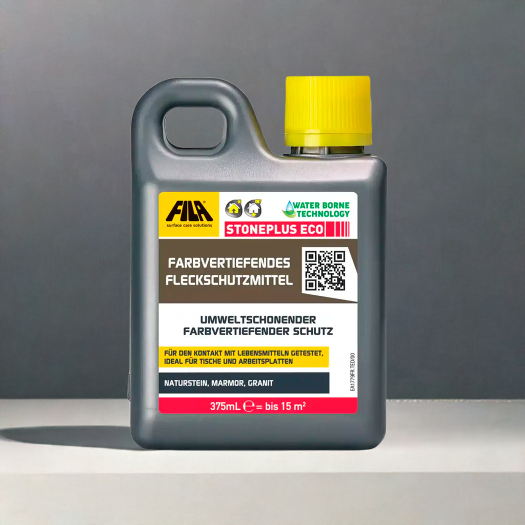 Farbvertiefende Imprägnierung umweltschonender Farbvertiefender Schutz von Natursteinen. Freigestellte Flasche, Hintergrund neutraler Verlauf, auf einer Betonmauer.