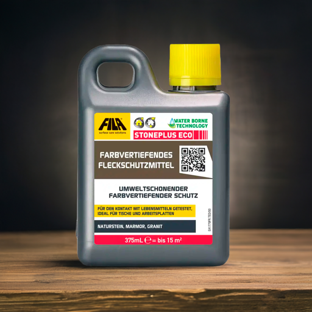 Farbvertiefende Imprägnierung umweltschonender Farbvertiefender Schutz von Natursteinen. Freigestellte Flasche auf einer dunklen Holzplatte, Hintergrund dunkle Wand.