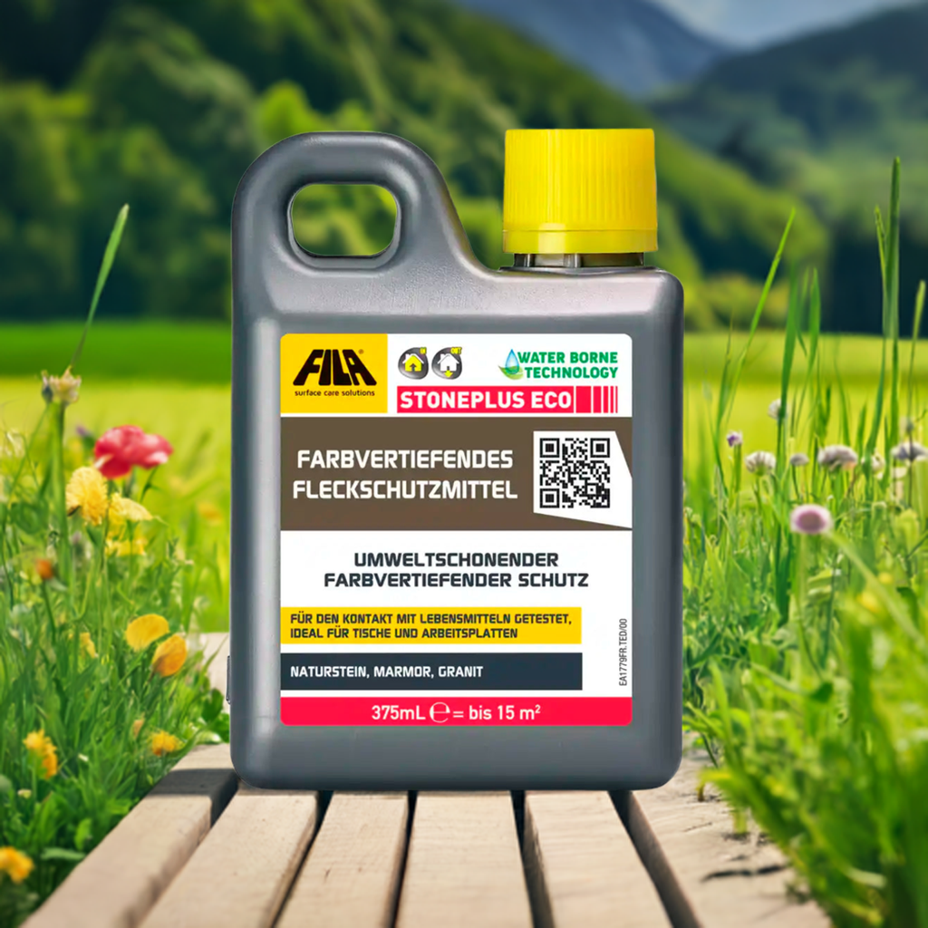 Farbvertiefende Imprägnierung umweltschonender Farbvertiefender Schutz von Natursteinen. Freigestellte Flasche auf hellen Holzlatten mitten in einer grünen Wiese.