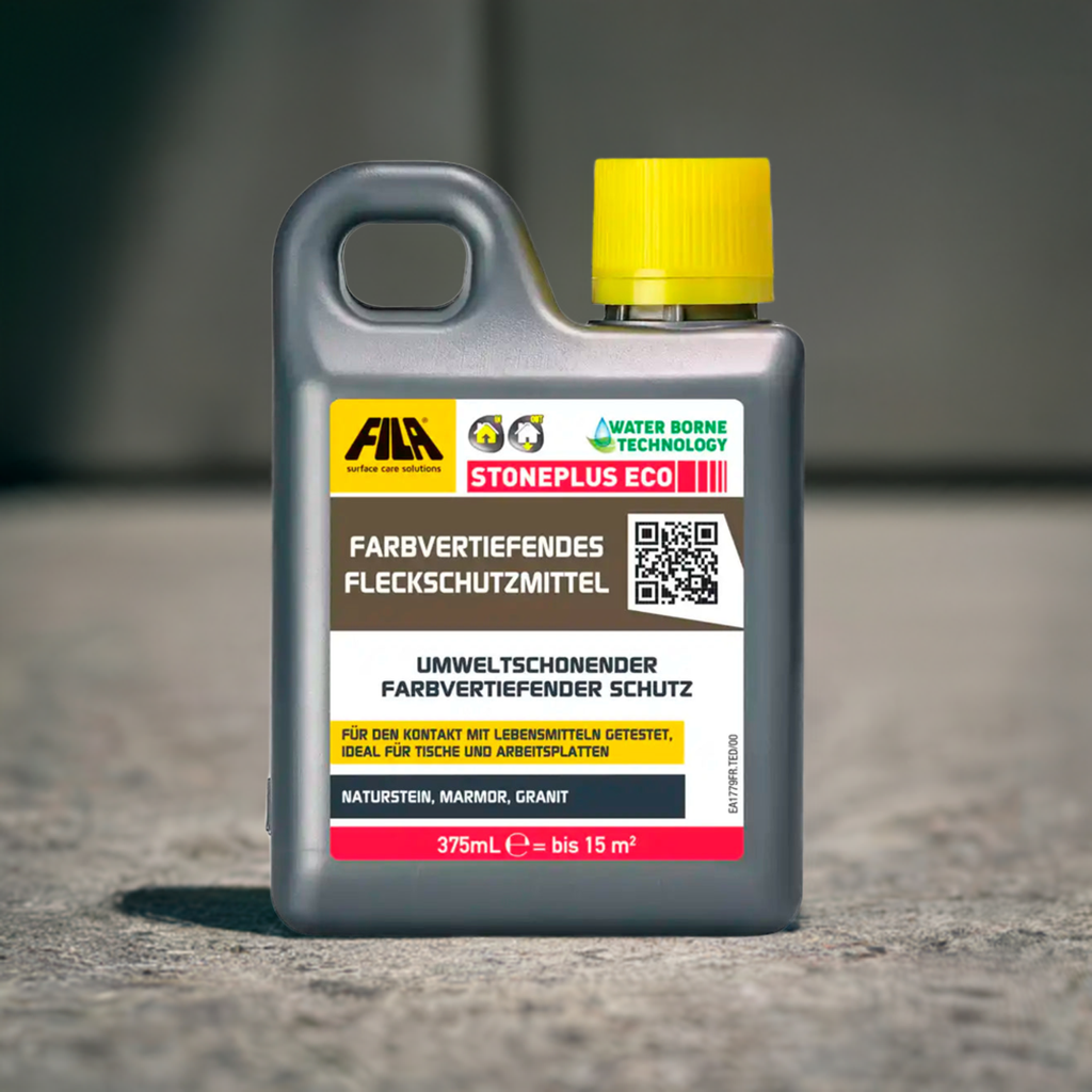 Farbvertiefende Imprägnierung umweltschonender Farbvertiefender Schutz von Natursteinen. Freigestellte Flasche auf einem Betonboden, Hintergrund neutrales mittelgrau.