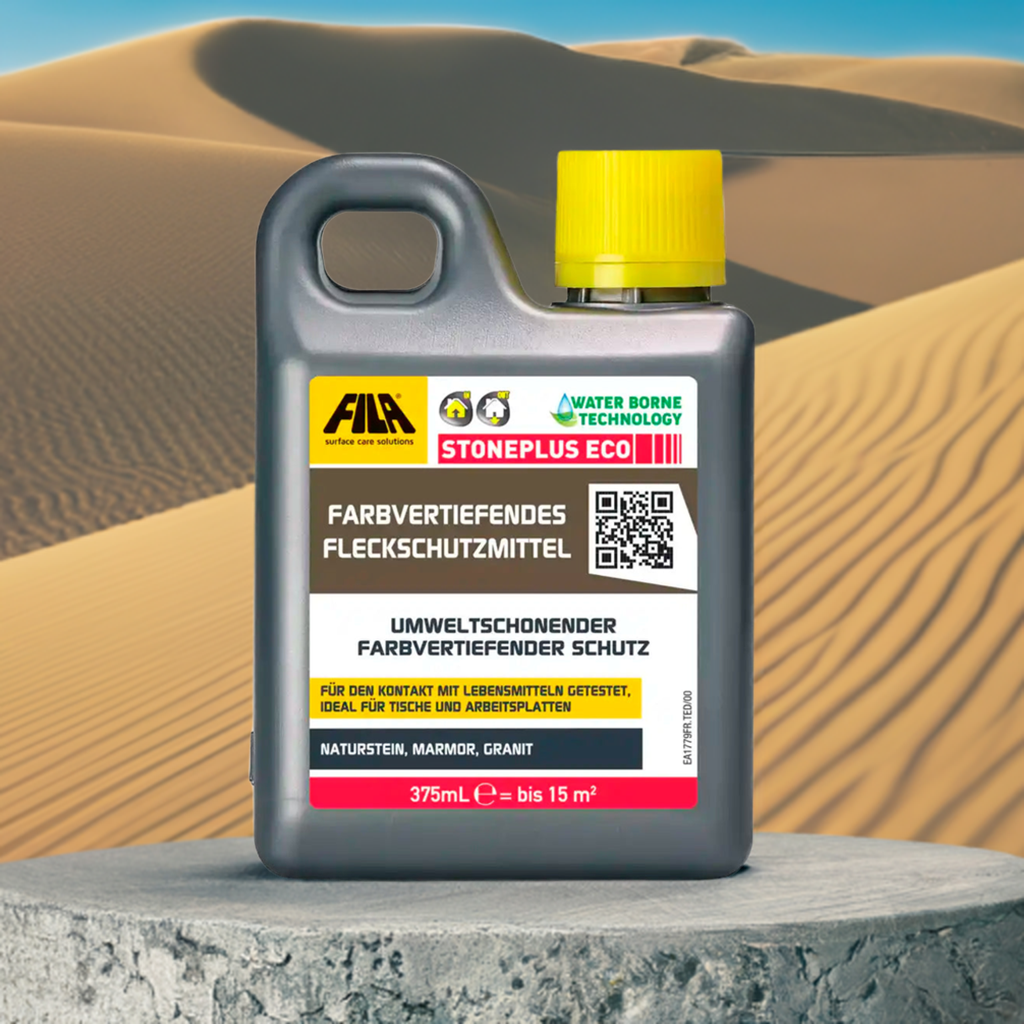 Farbvertiefende Imprägnierung umweltschonender Farbvertiefender Schutz von Natursteinen. Freigestellte Flasche auf einem Betonsockel im Hintergrund ist eine Wüste zu sehen.