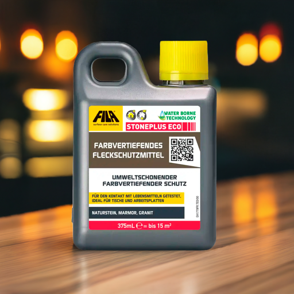 Farbvertiefende Imprägnierung umweltschonender Farbvertiefender Schutz von Natursteinen. Freigestellte Flasche auf einer dunklen Holzplatte, mit einem stimmungsvollen Hintergrund.