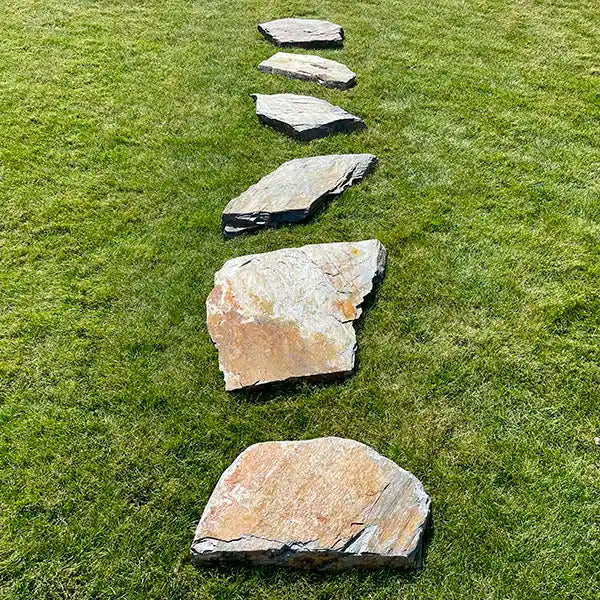 Verlege Variante "Linear" der Grauwacke Trittplatten auf dem Rasen