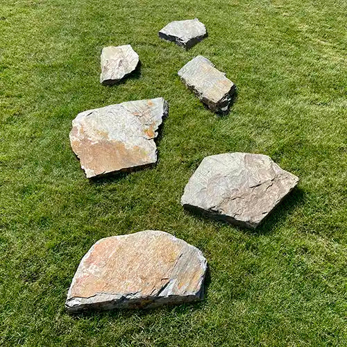 Verlegevariante "Parallel versetzt" von Grauwacke Trittplatten auf der Wiese