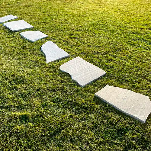 Trittplatten Polaris Quarzit als Gartenweg linear verlegt
