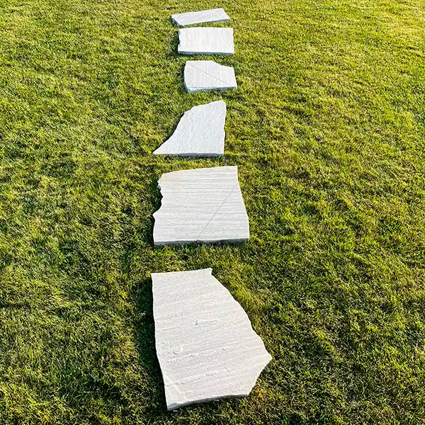 Quarzit Polaris Trittplatten Linearer Gartenweg auf der Wiese
