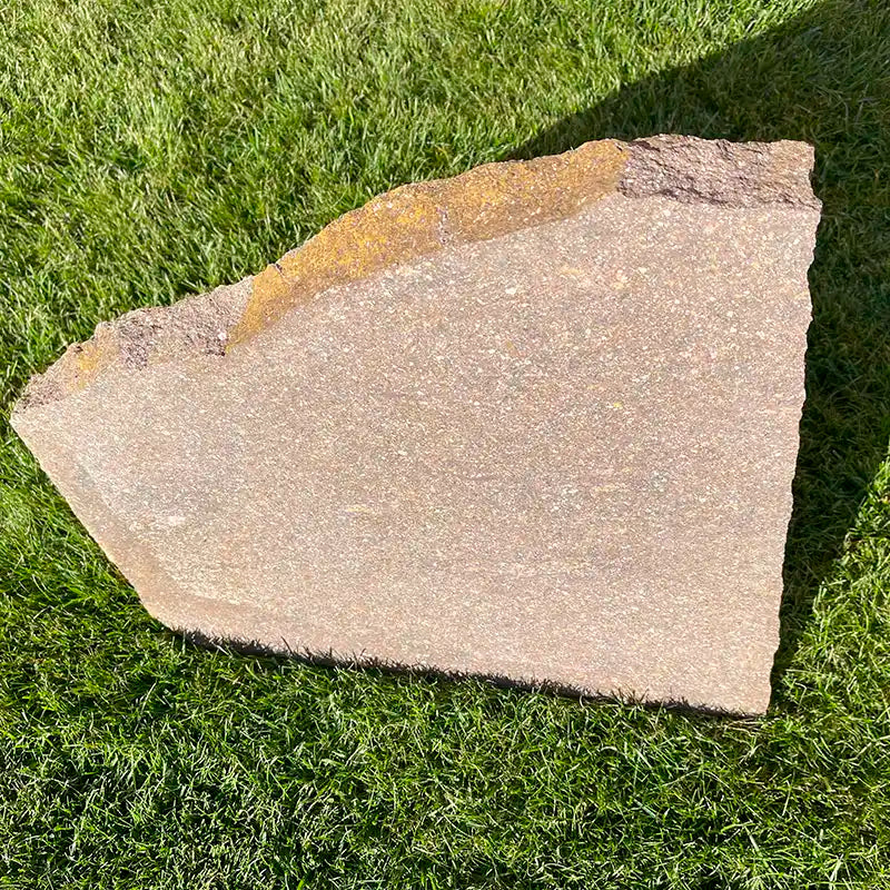 Porphyr Trittplatte im Sonnenlicht auf der Wiese