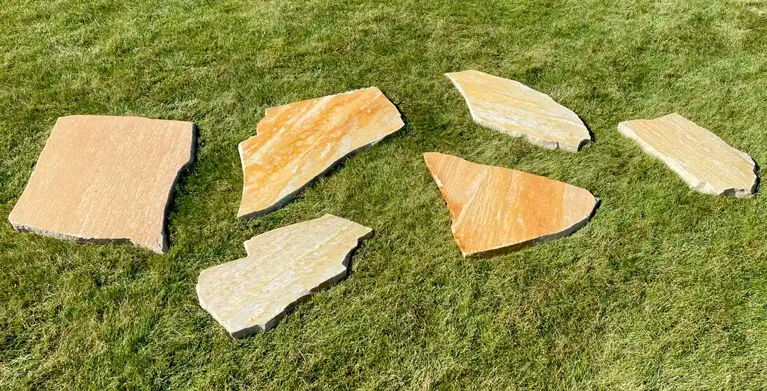 Quarzit Auralis Bruchsteine als Trittplatten parallel versetzt als Gartenweg