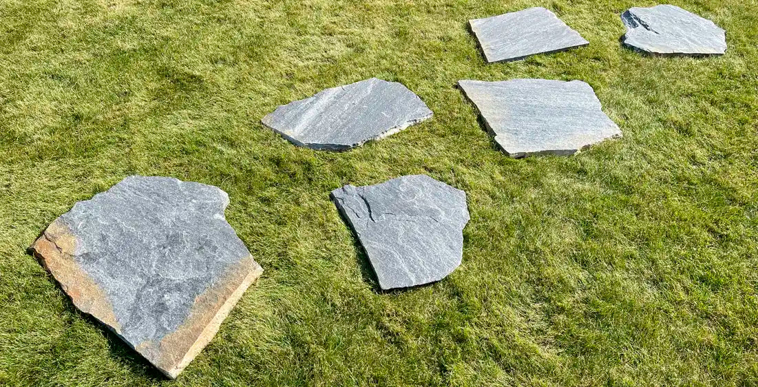 Quarzit Deep-Sea Bruchsteine als Trittplatten parallel versetzt als Gartenweg