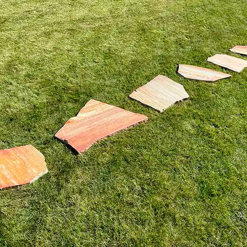 Lineare Verlegung eines Gartenweg aus Antares Quarzit Trittplatten
