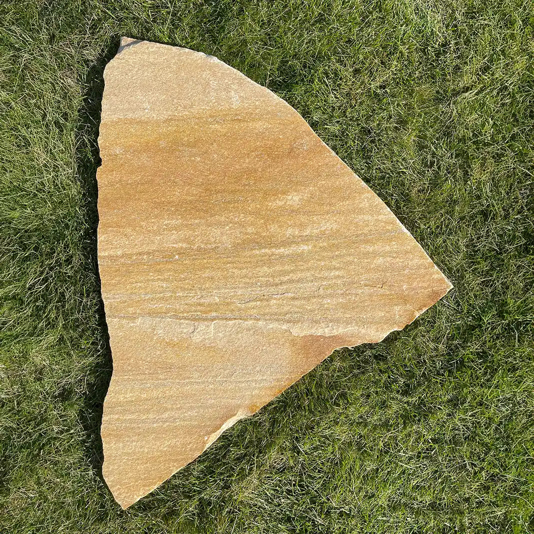 Trittplatte Auralis Quarzit auf dem Rasen