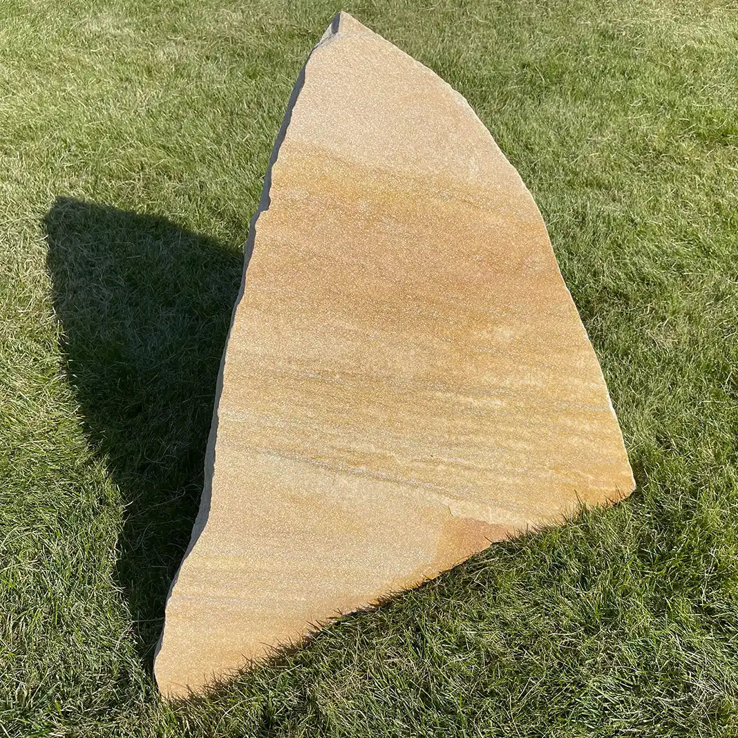 Trittplatte Auralis Quarzit auf der Wiese aufgestellt