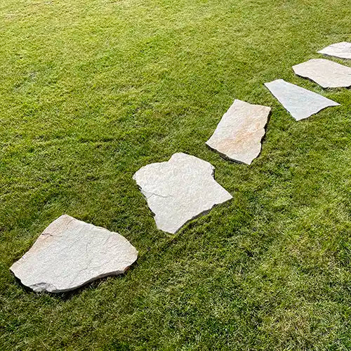 Trittplatten Clara Quarzit linear auf der Wiese verlegt