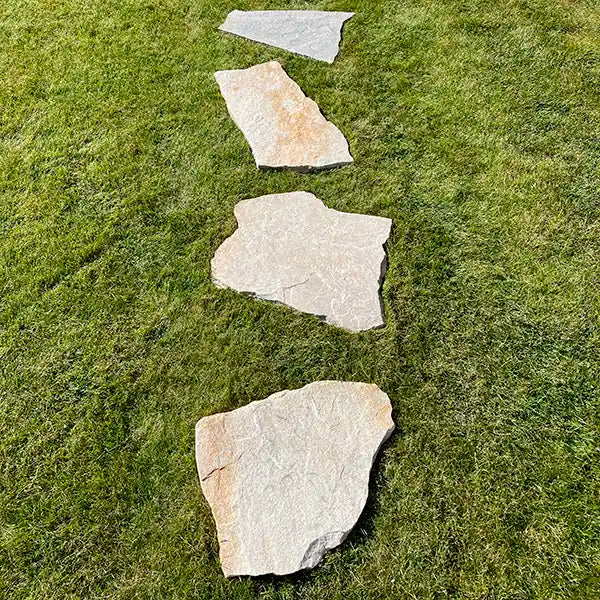 Lineare Verlegung auf dem Rasen von Trittplatten Clara Quarzit