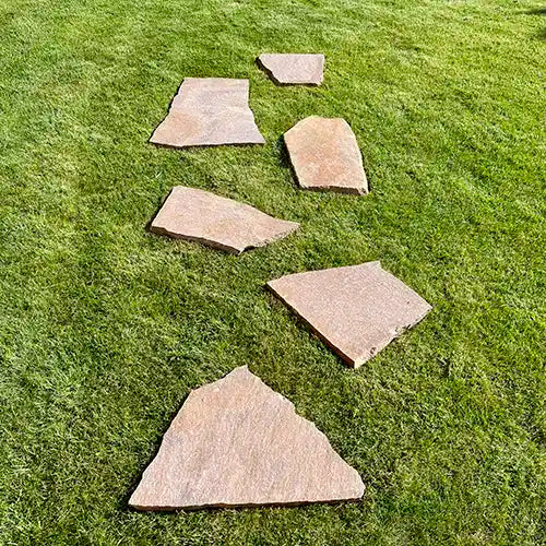 Verlegevariante "Parallel versetzt" von Porphyr Trittplatten auf der Wiese