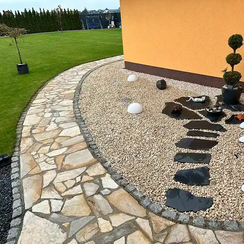 Gartenweg gestaltet mit Clara Quarzit Trittplatten