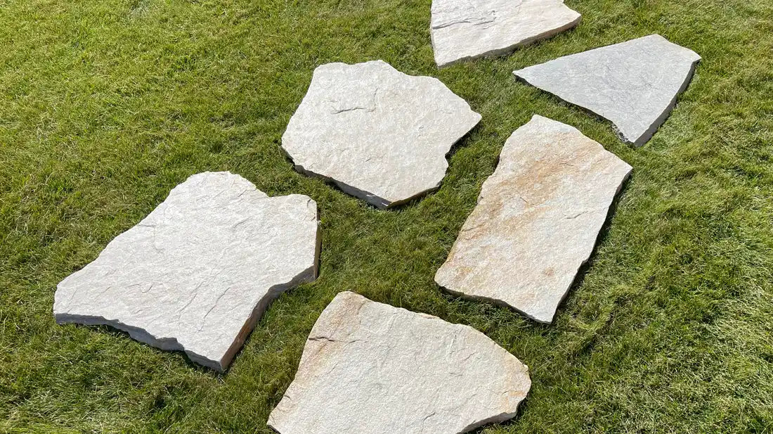 Video laden: Das Video zeigt eine parallele Verlege Variante von Trittplatten Quarzit Clara auf dem Rasen.