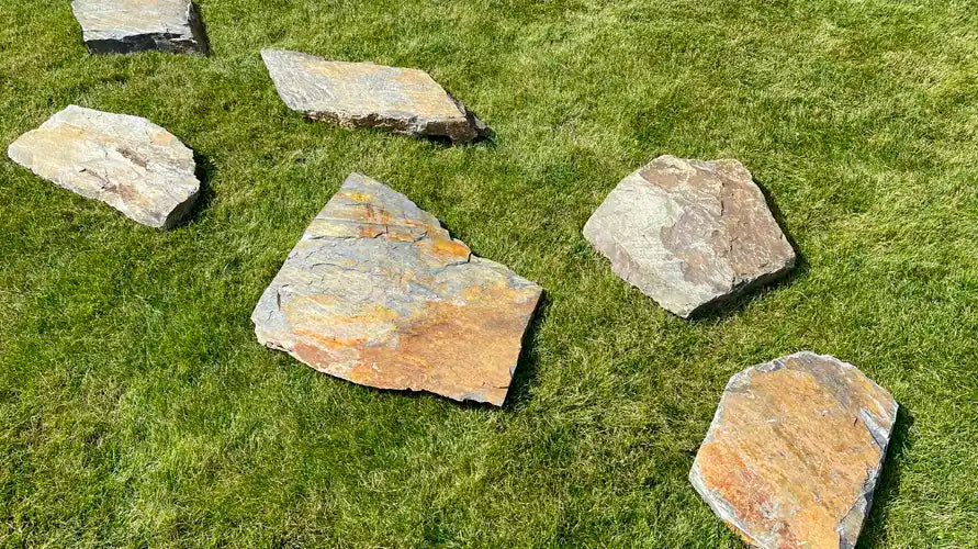 Ein kleines Video zur Darstellung von parallel versetzt verlegten Grauwacke Trittplatten auf dem Rasen