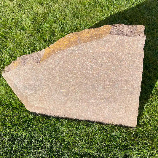 Porphyr Trittplatte im Sonnenlicht auf der Wiese