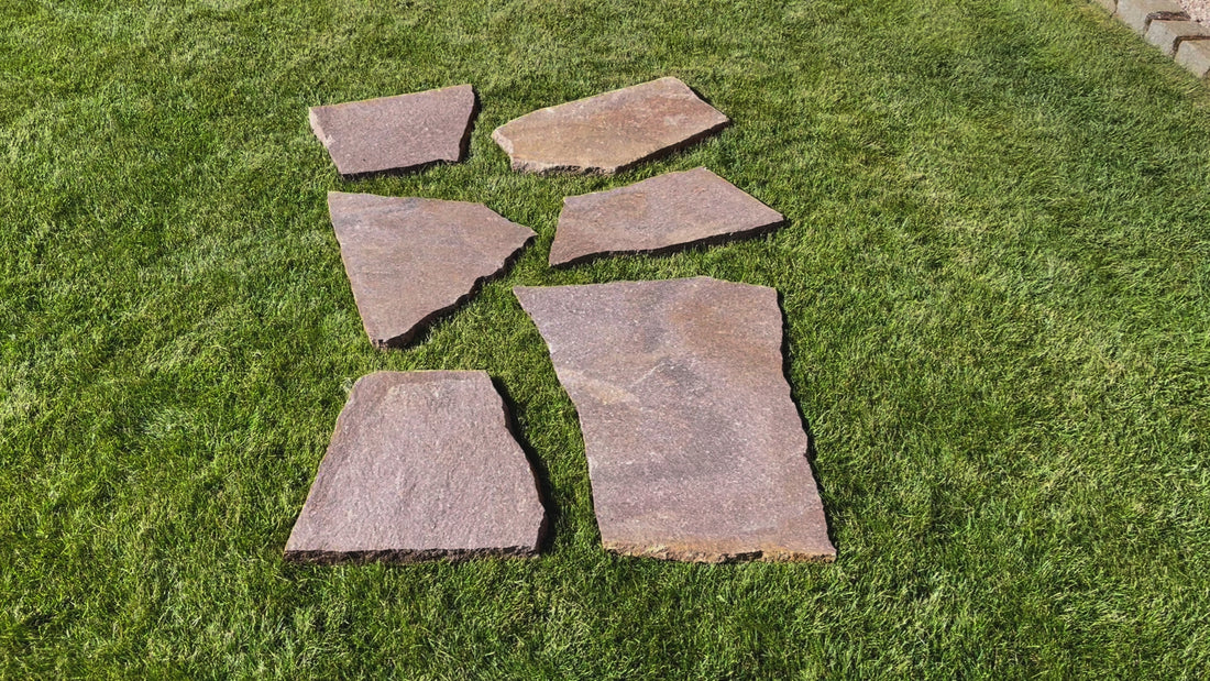 Das Video zeigt eine parallele Verlege Variante von Porphyr Trittplatten auf dem Rasen.