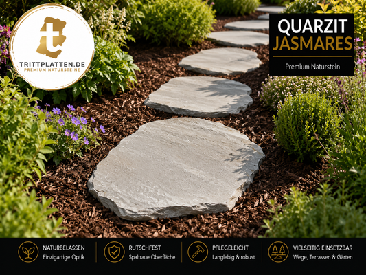 Quarzit Jasmares Naturstein-Trittplatten als geschwungener Gartenweg im Mulchbeet zwischen blühenden Stauden und Ziergehölzen