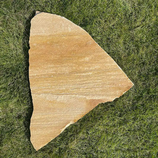 Trittplatte Auralis Quarzit auf dem Rasen